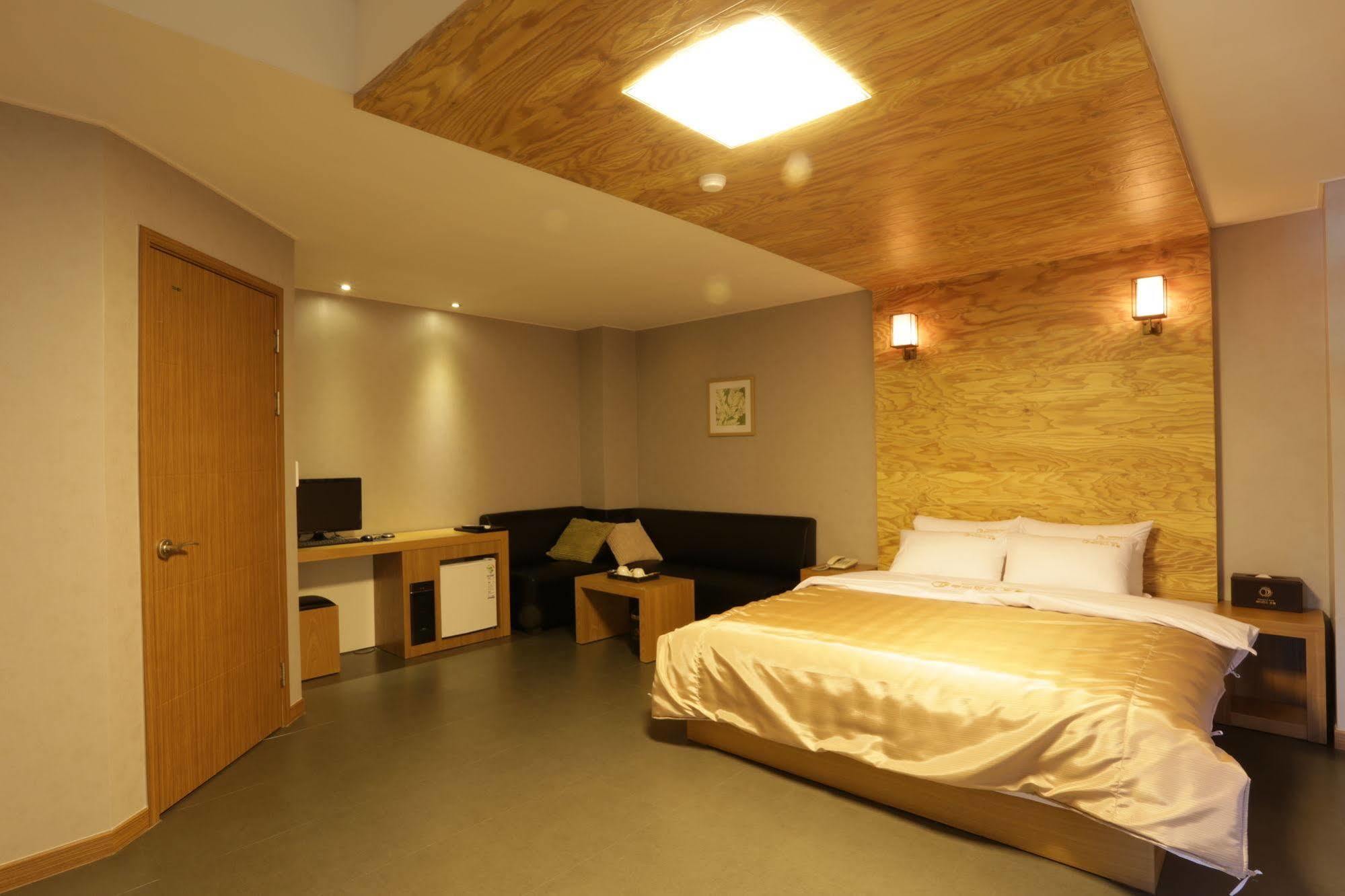 Radiance Tourist Hotel Geoje Exterior foto